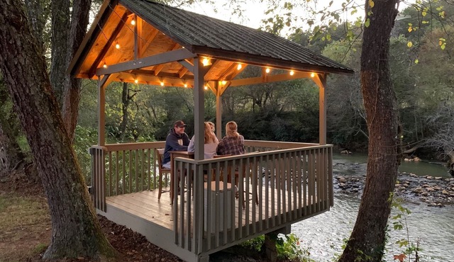 Trout Chalet - Nottely Riverfront, Starlink w/Roku TV, Easy River Access