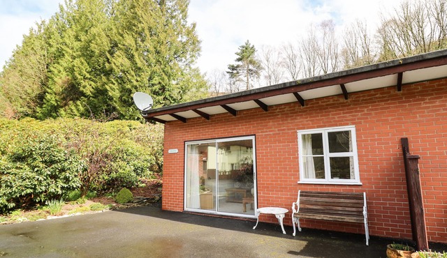 TROUT COTTAGE, with a garden in Llanwrthwl