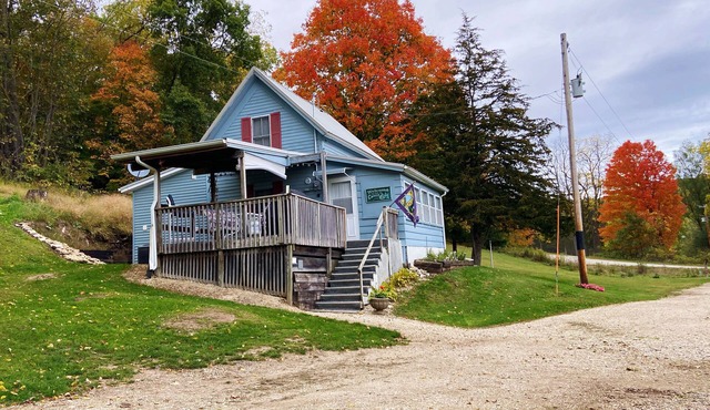 Trout Cove Cabin - Fish, Hike & Relax all in one setting just North of Decorah