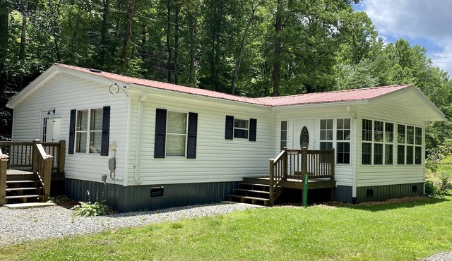 Trout Creek Bend- CREEK FRONT - 1 mile from Vogel State Park