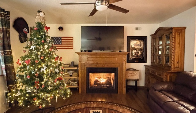 Trout Creek Getaway. 2 bedroom, 2 bathroom cabin on the creek with HOT TUB!