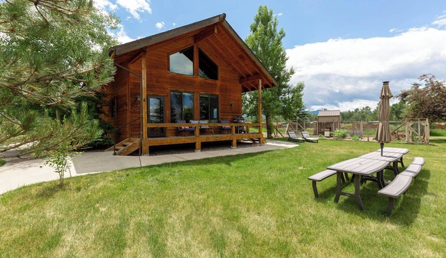 TroutChasers Cabin ~ Priv. River Access, 10 Min. to Hot Springs, 45 Min. to Ski