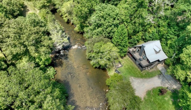 Troutlandia| Pet Friendly | Fish From Cabin | Hot Tub