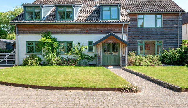 Troy - Five Bedroom House, Sleeps 10