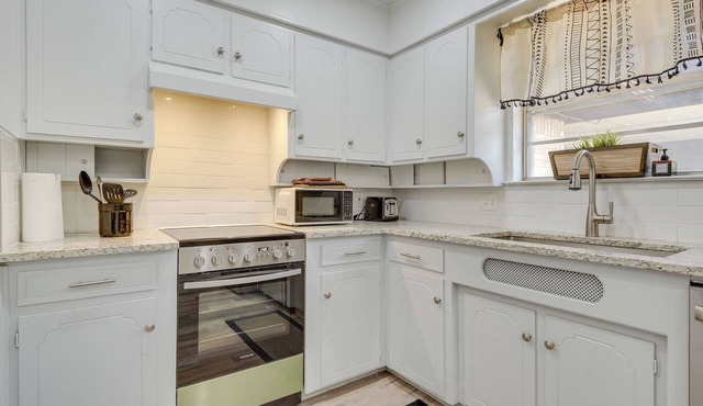 'Tru’ Bohemian' Benbrook Apt: 9 Mi to Fort Worth!