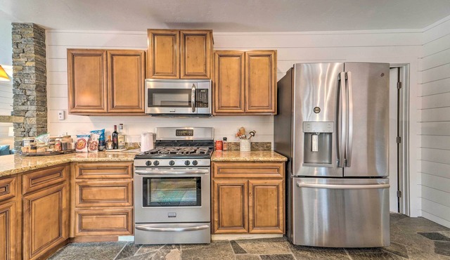 Truckee Cottage w/Fenced Yard & Lake Donner Views