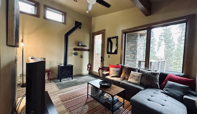 Truckee Mountain Chalet Hideaway in the Pines on 1.4 Acres! Sleeps 4!