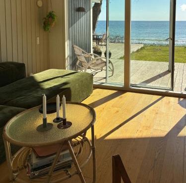 True Atmosphere With Sea View And Beach