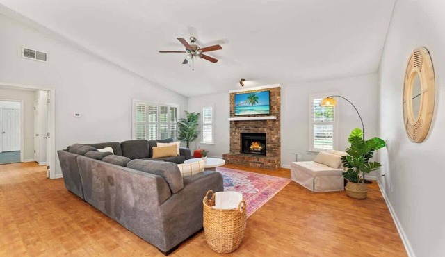 *True Blue Pool Oasis* ping-pong, wi-fi, tv