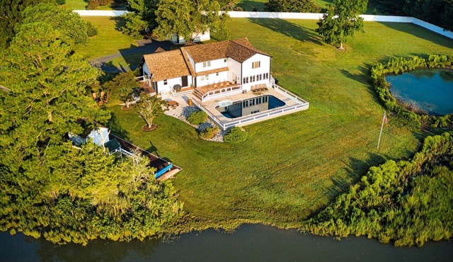 TRUE IN-TOWN ST MICHAELS 6 ACRE WATERFRONT - Heated Pool