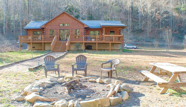 True Log Cabin 3/2 Fiber OPTICS, Trout-Stocked Creek, Hot Tub !