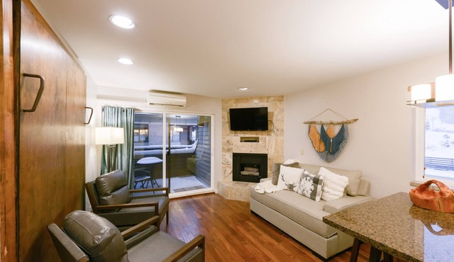 TRUE Ski-In/Ski-Out PARK CITY VACATION CONDO with MOUNTAIN VIEW!