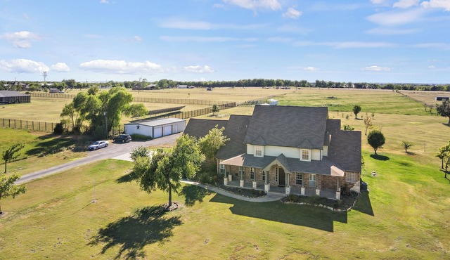 True Texas Ranch Life: 12-Acre Oasis, Pool, Ideal for Families, Gatherings