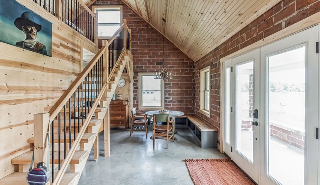 Truelove Chalet- A Relaxed, Rustic, Glam Cabin!