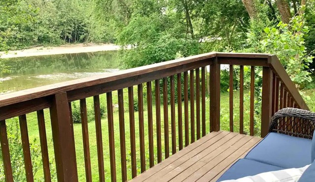 Truly a unique get-a-way! Cottage on the shore of the Little Miami River!