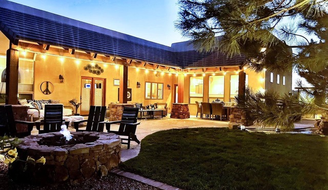 Truly STUNNING~ Minutes to ABQ!VIEWS/Fireplace/Fire-Pit/Outdoor Mecca-Hot Tub!