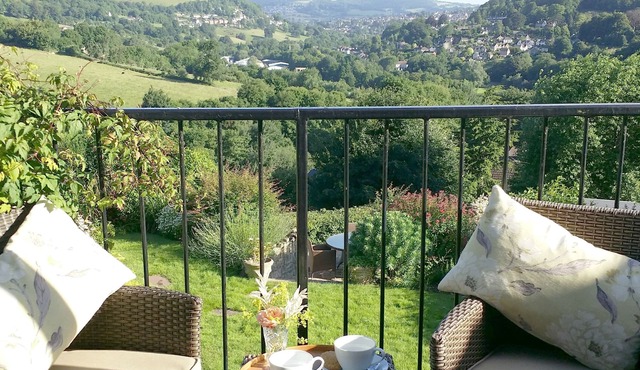 Truly STUNNING VIEWS at Hillcrest cottage, Cotswolds, AONB