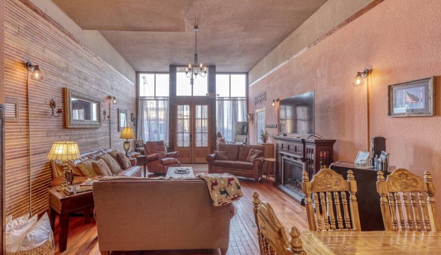 Truly the GOAT! Hot tub, Pet friendly, Walk to bar/restaurant, Quiet, Unique