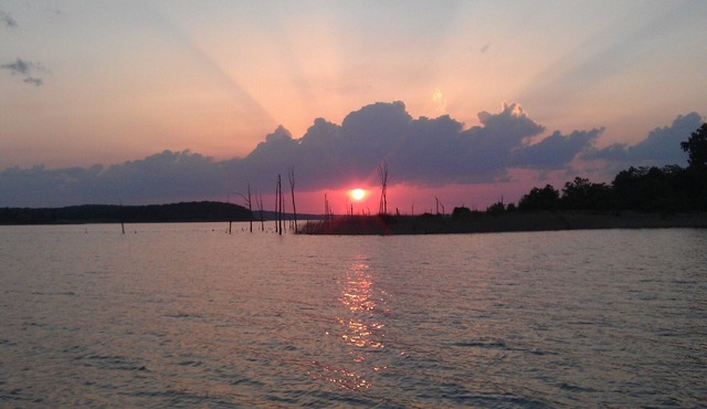 Truman Lake, Modern, Quaint, Private Cottage-Now w/Paved Drives & Queen Num Bed