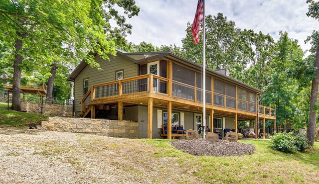 Truman Lake Retreat: Large Deck & On-Site Fishing!