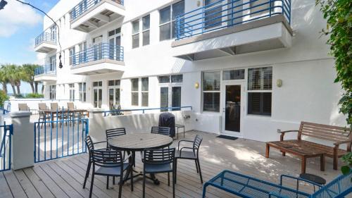 Trumans Hideaway by AvantStay Top Location w Patio BBQ Shared Pool Month Long Stays