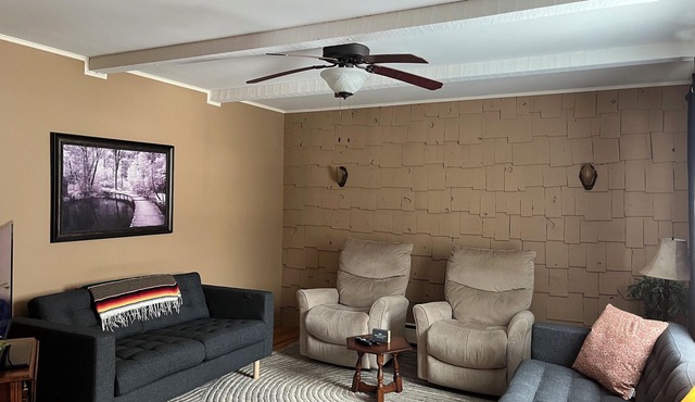 Truro , cozy and bright main floor- sleeps 5!