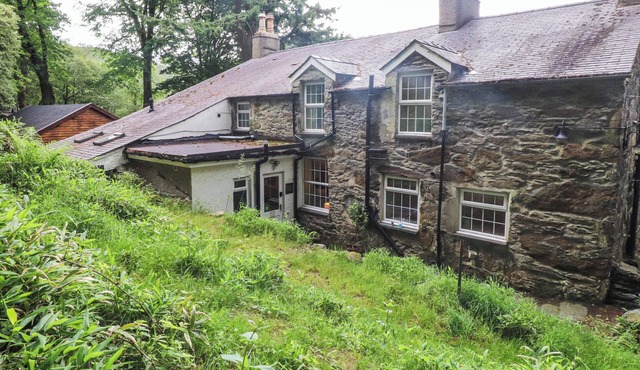 TRYFAN COTTAGE, pet friendly, with open fire in Nant Gwynant