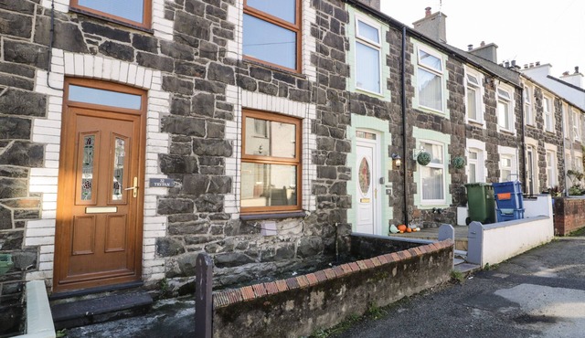 TRYFAN, pet friendly, with open fire in Llanberis