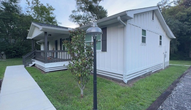 tTree Line Escape 20 Mins to Beaches Cozy + Spacious