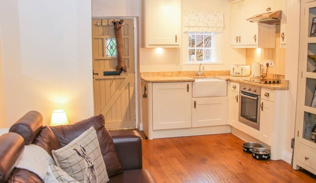 TUB BOAT COTTAGE, pet friendly, character holiday cottage in Coalport