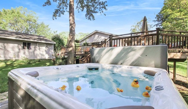 Tuck's Treasure: Walk to Lake Michigan, Private Hot Tub, Fire Pit, Deck, Grill