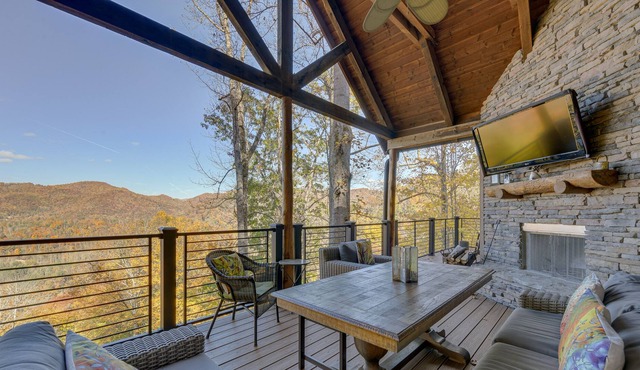 Tuckasegee Home w/ Private Hot Tub & Pool Table!
