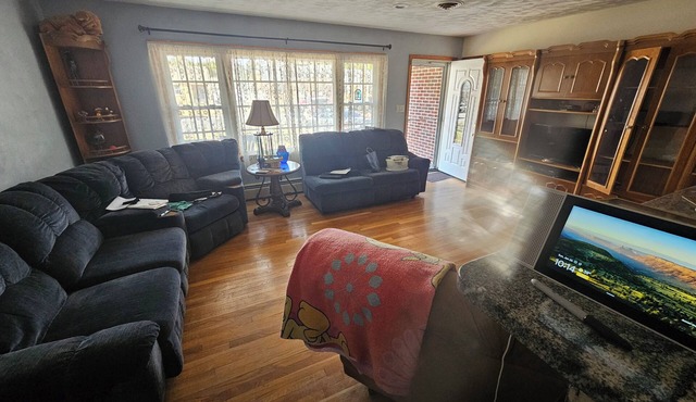 Tucked away 3-bedroom estate with AC and WiFi in fabulous Hampton