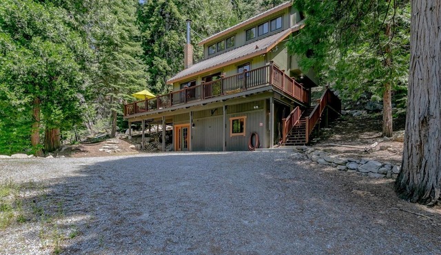 Tucked Away Cabin with Amazing Views & Pool Table