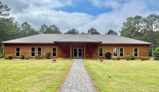 Tucked away in the quiet countryside of Fort Valley, GA, the Inn is an ideal setting for corporate retreats, family reunions, or group getaways.