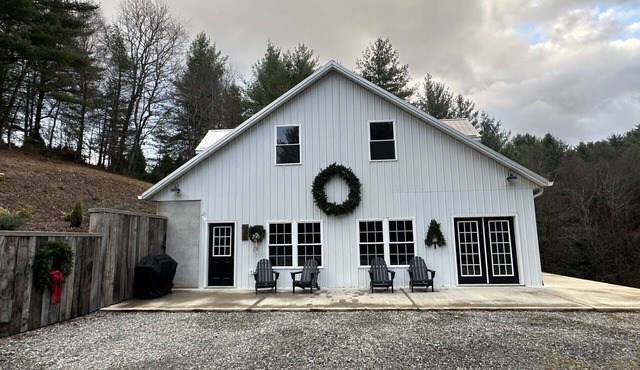 Tucked away in the woods - minutes to the New River - King Beds - Acreage to explore!