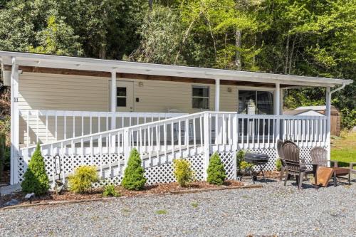 Tucked Away - Magical Location on the River, Hiking, and Rafting!