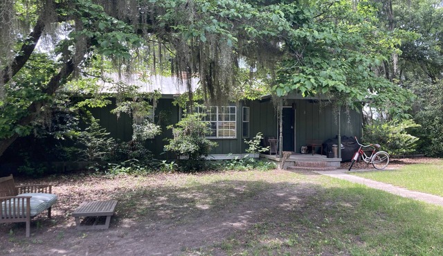 Tucked Away Renovated 4 Bedroom/2 Bath, Sleep 12 nClose to Parris Island