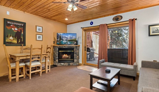 Tucked-Away River Escape Private Hot Tub