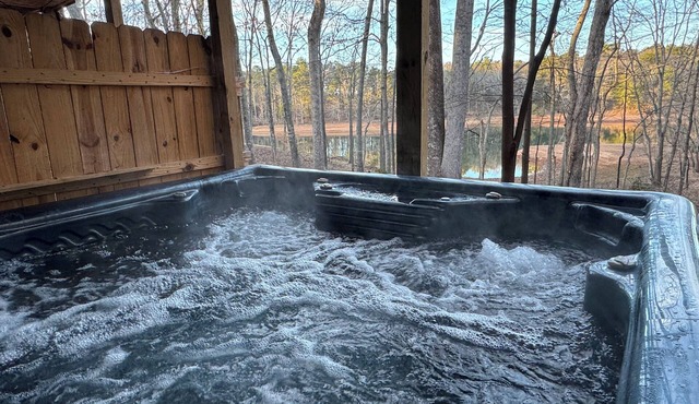 Tucked Away: Waterfront, Hot Tub, Pickleball, 4/2, 8 Guests