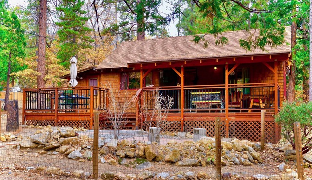 Tuckett Inn: Charming Style Cottage Sleeps Up 4 Guests! NEW LISTING