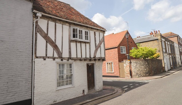TUDOR COTTAGE, family friendly, character holiday cottage in Sandwich