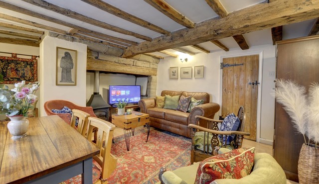 Tudor Cottage - Historic Charm in Central Location