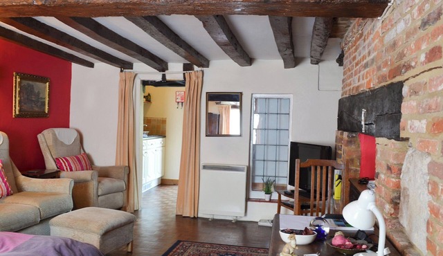 TUDOR COTTAGE STUDIO