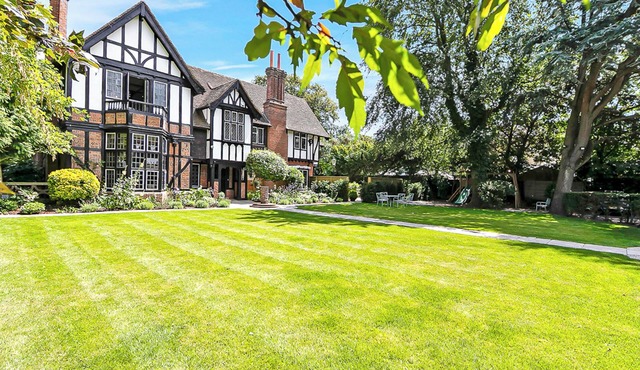 TUDOR GRANGE, family friendly, luxury holiday cottage in Bournemouth