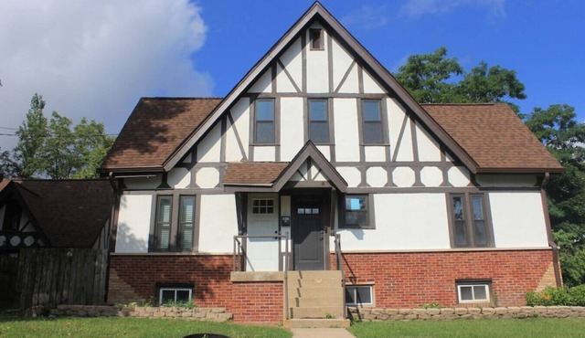 Tudor house stay-In Town Location!