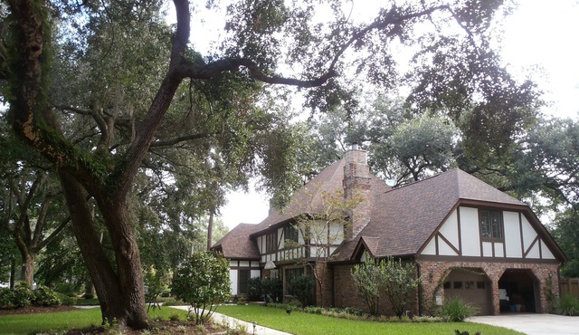 Tudor Oaks Inn