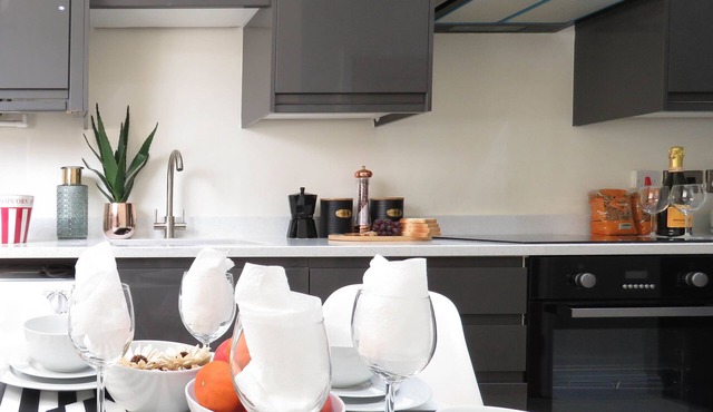 Tudors eSuites Birmingham Townhouse Private Garden Free Parking