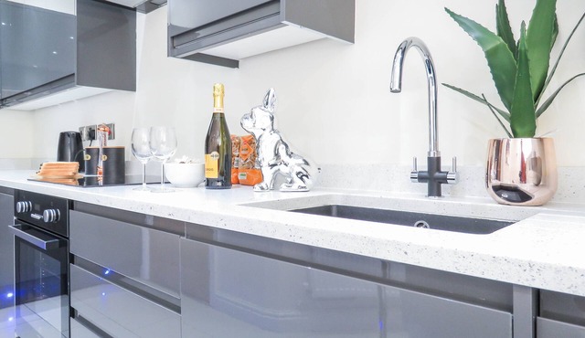 Tudors eSuites Birmingham Townhouse Private Garden Free Parking