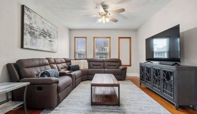 Tufts 3 Bed + Free Parking & Workspace